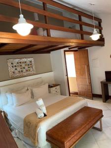 佩尼多Pousada Reserva Penedo的一间卧室设有一张带木制天花板的大床