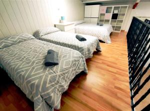 穆尔西亚Casa Rural Villa Arizona en Cartagena的铺有木地板的客房内的三张床