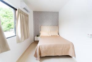 圣斐利-银港MB Apartment - B的一间卧室设有一张床和一个窗口