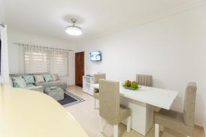 圣斐利-银港MB Apartment - B的厨房以及带白色桌椅的起居室。