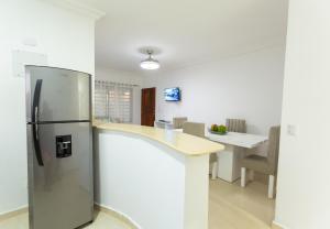 圣斐利-银港MB Apartment - B的厨房配有不锈钢冰箱和桌子
