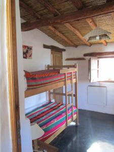 蒂尔卡拉La Calabaza Cabaña的客房内的两张双层床