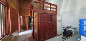古里里Casa Temporada Guriri Beira-Mar的厨房设有红色的门和炉灶。