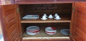 古里里Casa Temporada Guriri Beira-Mar的装满盘子和杯子的木柜