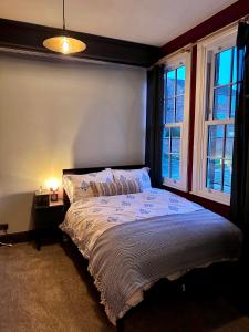 埃文河畔斯特拉特福The Bolt Hole的一间卧室设有一张床和两个窗户。