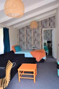 KaihuKai Iwi Lakes Resort的客厅配有沙发和1张床
