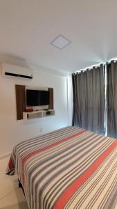 康德BRISA DE CARAPIBUS的一间卧室配有一张床和一台平面电视