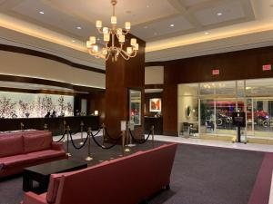 拉斯维加斯Lucky Gem Luxury Suite MGM Signature, Strip View 509的大堂设有红色的沙发和吊灯