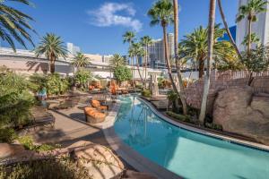 拉斯维加斯Lucky Gem Luxury Suite MGM Signature, Strip View 509的棕榈树度假村的游泳池