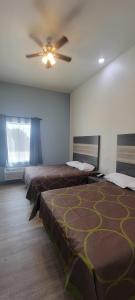 Bungalows Hotel & Hotel Que at Lakeline Austin Cedar Park客房内的一张或多张床位