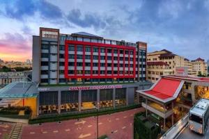 Kampong PenagaS3 2Room Sunway Geo 1-8PAX Sunway Medical Centre的红色建筑的 ⁇ 染