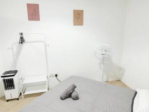 Kampong PenagaS3 2Room Sunway Geo 1-8PAX Sunway Medical Centre的白色卧室配有床和风扇