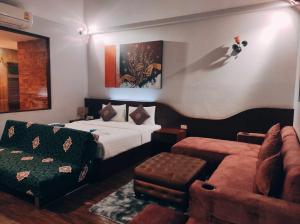 素可泰福列斯托素可泰旅馆的一间卧室配有一张床、一把椅子和一张沙发