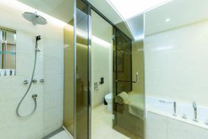 龙岗深圳雅邦朗悦国际酒店的一间带玻璃淋浴和卫生间的浴室