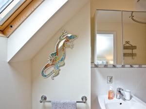 韦茅斯Coastal Gem的浴室的墙上装饰有海马雕像