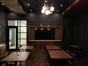 罗切斯特TownePlace Suites By Marriott Rochester Mayo Clinic Area的餐厅设有木桌和平面电视。