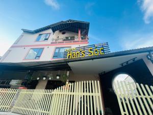 大叻Hans Sóc Homestay的一座建筑物,上面有读火的标志