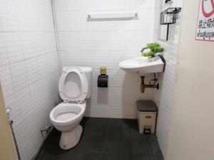 南芭堤雅Chuencheewa Resort的一间带卫生间和水槽的小浴室