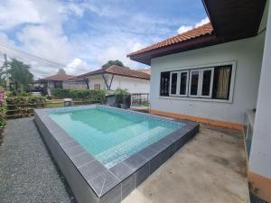 罗勇Mae Rampung Beach House Pool Villa的房屋前的游泳池