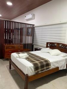 巴克里索莫雷诺港Family Apart Studio的一间卧室配有一张木架大床