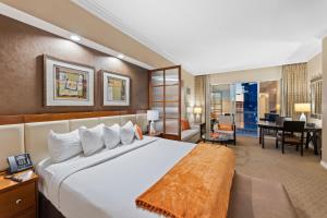 拉斯维加斯Lucky Gem Penthouse Suite MGM Signature, Balcony Strip View 3505的酒店客房设有一张大床和一间客厅。