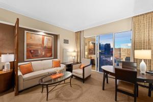 拉斯维加斯Lucky Gem Penthouse Suite MGM Signature, Balcony Strip View 3505的客厅配有沙发和桌子