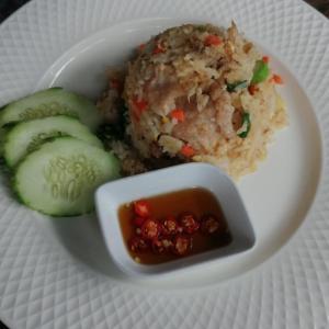 甲米镇Sleep Easy Krabi Guest House的饭,黄瓜和酱油的盘子