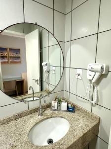 巴雷里尼亚斯Barreirinhas Gran Lençóis Flat的一间带水槽和镜子的浴室