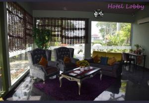 怡保I Garden Hotel的客厅配有两张沙发和一张咖啡桌