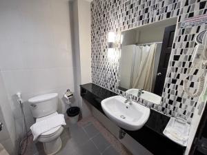清孔Chiangkhong Teak Garden Riverfront Onsen Hotel- SHA Extra Plus的浴室配有白色卫生间和盥洗盆。