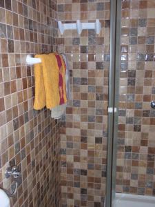扎达尔Apartment Vera的一间带黄色毛巾淋浴的浴室