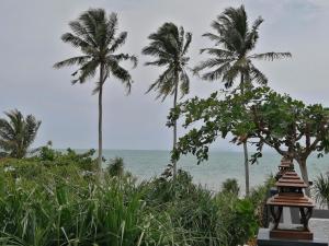 俊穆岛The Wynn Kohjum的棕榈树度假村的海景