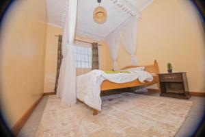 NarokEbony Mara的一间卧室配有一张带天蓬的床