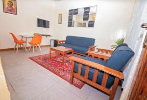 NarokEbony Mara的客厅配有蓝色的沙发和桌子