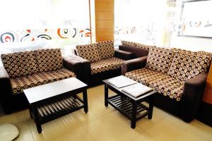 库姆巴科纳姆sitthi residency的一间设有两张沙发和一张桌子的等候室