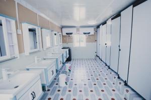 喀什喀什古猫宁民宿的大型浴室设有水槽和卫生间。