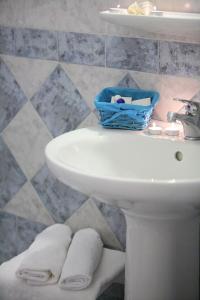 洛加拉斯帕罗酒店的浴室设有水槽,上面有篮子