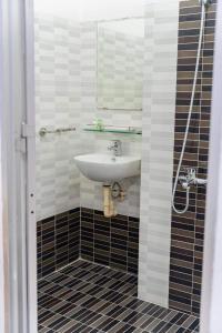 Tây NinhAn Gia Hotel Tây Ninh的一间带水槽和镜子的浴室