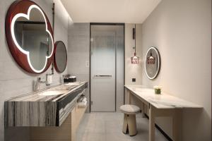 三亚三亚亚龙湾星华华邑度假酒店（首日迷你吧免费）的浴室设有2个水槽和2面镜子