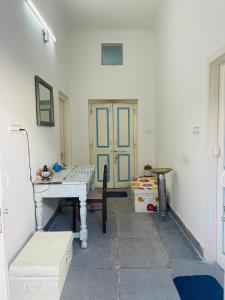 乌代浦Atithya的一间设有桌子和蓝色门的房间