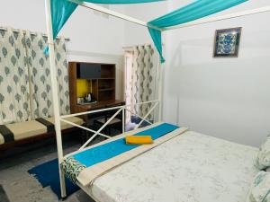 乌代浦Atithya的一间卧室配有双层床和书桌