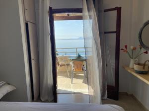 巴尔巴蒂Hotel Barbati Sea View B&B的卧室设有通往阳台的门