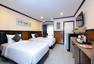 曼谷The Breton Hotel Media的酒店客房设有两张床和电视。