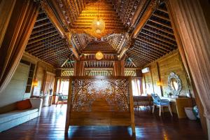 乌布Ubud Riverside Villa的客厅设有木制天花板和沙发。
