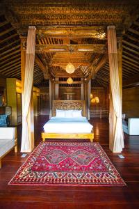 乌布Ubud Riverside Villa的卧室配有一张铺在地板上的地毯。