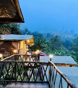 大吉岭Deoja Forest Stay的带阳台的度假公寓,享有城市景观