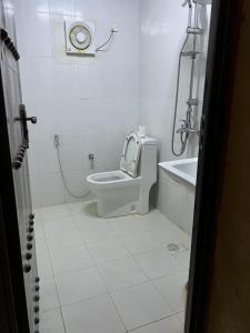 阿尔哈姆拉Mall Aldakhil House的浴室配有卫生间、浴缸和水槽。