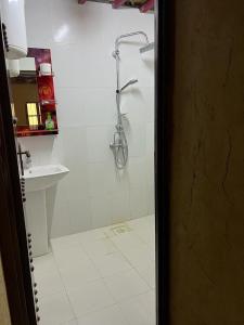 阿尔哈姆拉Mall Aldakhil House的带淋浴和盥洗盆的浴室