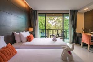奥南海滩Areetara Aonang Krabi的一间带两张床的卧室和一个阳台