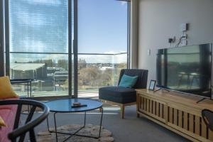 基督城Luxury 2 Bedroom CBD Apartment with Free Parking的客厅配有平面电视和沙发。